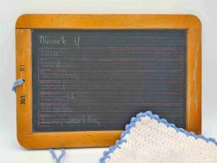 Schiefertafel mit weiß-blauem Läppchen