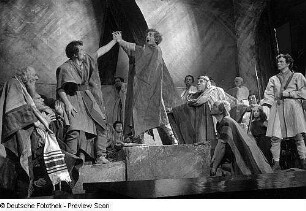 Szenenbilder aus der Tragödie "Judith" von Christian Friedrich Hebbel am Hebbel-Theater Berlin