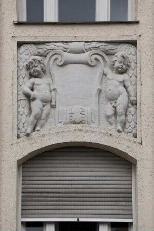 Relief mit zwei Putten und Kartusche