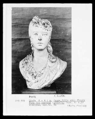Jeune fille avec fleurs dans les cheveux