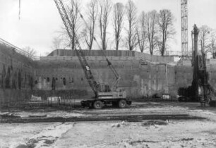 Baustelle Sächsische Landesbibliothek - Staats- und Universitätsbibliothek Dresden, Zentralbibliothek. Baugrube an der Nordwestecke mit Mobildrehkran und Bohrgerät : Dresden-Räcknitz, Zellescher Weg 18. Baustelle Sächsische Landesbibliothek - Staats- und Universitätsbibliothek Dresden, Zentralbibliothek. Baugrube an der Nordwestecke mit Mobildrehkran und Bohrgerät