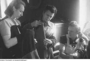 In einer Nähstube der Volkssolidarität, 1946/47