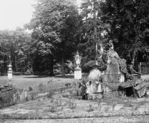 Moritzburg, Brunnen mit Leda und Schwan : Moritzburg. Hirschgarten am Fasanenschlösschen. Schäfer, Carl Friedrich (gestorben 1781). Brunnen mit Leda und Schwan (Sandstein, um 1777)