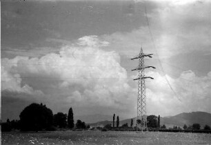 Freiburg, Lehen: Hochspannungsmast, 20000 Volt Leitung, bei Lehen