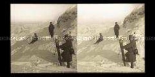 Soldaten im verschneiten Gebirge blicken zu den italienischen Stellungen