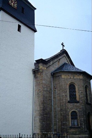 Dorfkirche von Südost, Turm südlich vorgelagert, Apsis, Fries