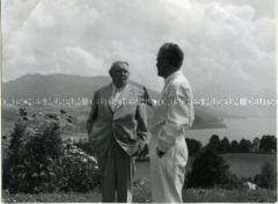 Ludwig Erhard und Architekt Sep Ruf im Garten des Hauses am Tegernsee