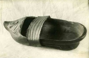 Holzschuh mit Schnitzerei, Pirmasens, Stadtmuseum