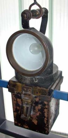 Akku-Lampe mit Stirnlicht