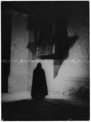 Mönch bei Nacht an der Kirche