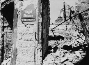 Szene aus dem sowjetischen Dokumentarfilm "Die Befreiung Dresdens": Die kriegszerstörte Ziegelstraße