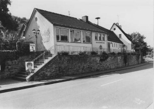 Ehemalige Schule; Waldsolms, Butzbacher Straße 15, Butzbacher Straße 17