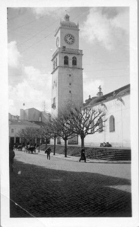 Reisefotos Portugal. Ponta Delgada. Straßenbild mit Pfarrkirche