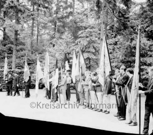 Tag der Deutschen Einheit: Feierstunde: Naturbühne: Bürgerpark: Jugend und Vertreter der Landsmannschaften mit Fahnen, im Halbrund, 17. Juni 1963