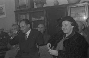 60. Geburtstag von Walter Maschke, Generalsekretär der Volksbühne Berlin : Schriftsteller Friedrich Wolf (2.v.l.) mit der Schauspielerin Steffie Spira und weiteren Gästen