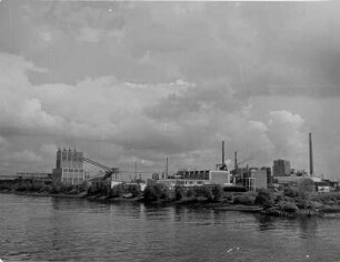 Hamburg-Wilhelmsburg. Blick vom Hamburger Hafen auf das Gelände des Gaswerkes Kattwyk.