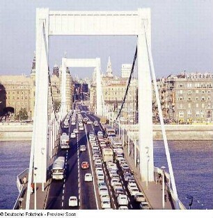 Budapest. Elisabethbrücke (Wiederaufbau 1960-1964). Ansicht von der Budaer Seite