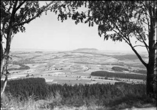 Westerzgebirge. Fluren von Schlettau und Walthersdorf. Blick vom Scheibenberg von Südwesten über das Zschopautal zum Pöhlberg