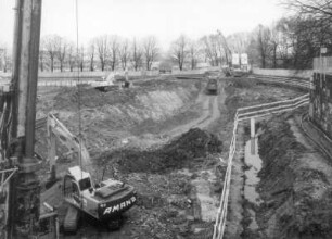 Baustelle Sächsische Landesbibliothek - Staats- und Universitätsbibliothek Dresden, Zentralbibliothek. Erdbau, Tieflöffelbagger auf unterschiedlichen Niveaus beim Aushub der Baugrube : Dresden-Räcknitz, Zellescher Weg 18. Baustelle Sächsische Landesbibliothek - Staats- und Universitätsbibliothek Dresden, Zentralbibliothek. Erdbau, Tieflöffelbagger auf unterschiedlichen Niveaus beim Aushub der Baugrube