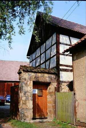 Hofeingang Pfarrei, kleine Mauer über der Personenpforte