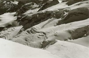 Berninagruppe. Oberer Morteratschgletscher mit Fortezza vom Piz-Bernina-Südgrat. Blick nach Südosten