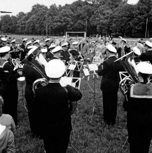 Bad Oldesloe: Exer: Wanderausstellung "Unsere Marine", Aufklärungs- und Werbeschau: Marine-Musikkorps Ostsee gibt Platzkonzert: Zuschauer