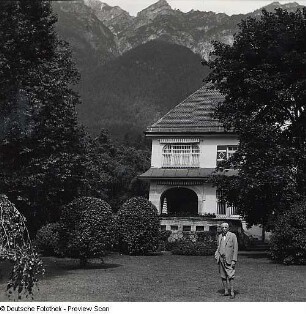 Portraitserie Richard Strauss : Richard Strauss im Garten an seinem Wohnhaus in Garmisch-Partenkirchen, 1931
