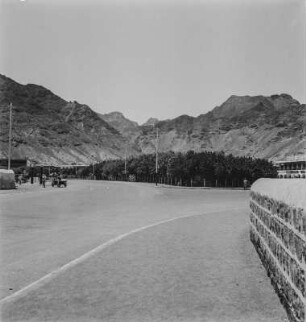 Hafenpromenade : Blick über einen Platz im Hafen von Aden, im Hintergrund Bergmassiv