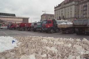 Dresden-Altstadt, Altmarkt. Ansicht mit gefüllten Sandsäcken und Einsatzfahrzeugen