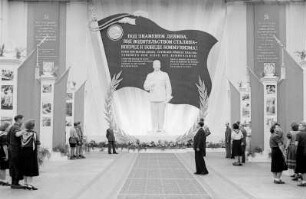 Ausstellung der Sowjetunion im Gebäude des Finanzministeriums der DDR am Werderschen Markt anlässlich der III. Weltfestspiele in Berlin : Blick auf eine Statue von Josef Stalin