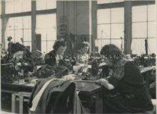 Arbeiterinnen in der Mantelstepperei der Firma Allers KG in Berlin-Friedenau