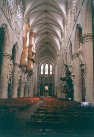 Brüssel. Kathedrale St. Michel und St. Gudula (ab 1226, E. 15. Jh.), Langhaus. Blick durch das Mittelschiff mit Orgel von Gerhard Grenzing (2000) nach Osten zum Chor