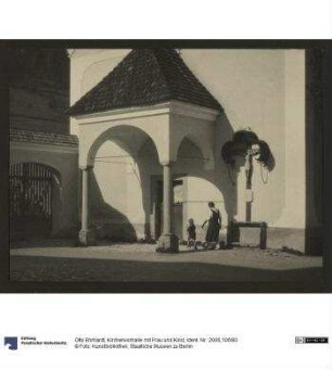 Kirchenvorhalle mit Frau und Kind