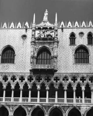 Venedig. Dogenpalast (1309/1442). Teilansicht der Fassade mit Erker