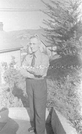 Selbstversenkung des Hochseepassagierdampfers "Columbus" am 19. Dezember 1939, Besatzungsangehöriger im Internierungslager auf Angel Island, Kalifornien, auf einem Treppenabsatz stehend