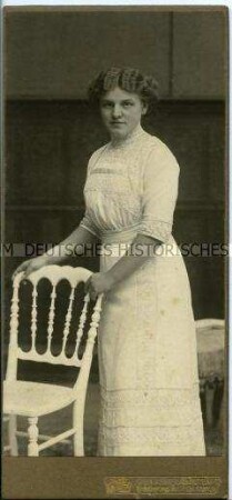 Junge Frau im weißen Kleid