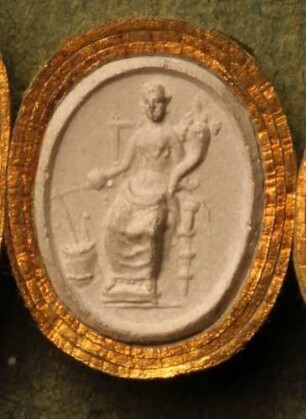 Sitzende Fortuna mit Füllhorn und Ruder (Daktyliothek, Erstes Mythologisches Tausend)