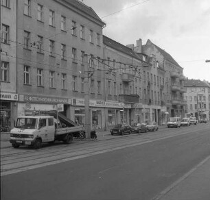 Berlin-Schöneweide, Edisonstraße 55/52. Wohnhäuser mit Läden. Straßenansicht von Süden