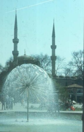Istanbul. Uferpromenade in Üsküdar mit Wasserspielen und Brunnen