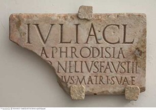 Tafelfragment mit Grabinschrift "...IVLIA... // APHRODISIA..."