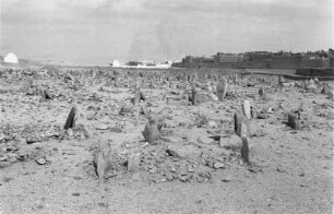 Der Friedhof von Gadames : Blick auf den Friedhof vor der Wüstenstadt Gadames