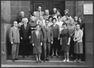 Gruppenportrait der Mitarbeiter der Deutschen Fotothek. Gemeinschaftsaufnahme mit Bulgaren. Dresden, Ständehaus, Eingang Augustusstraße