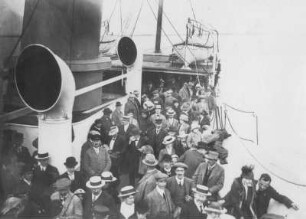 Kreuzfahrten der Hamburg-Amerika Linie, um 1911/1913. Touristen auf einem Zubringer-Dampfer bei der Ankunf in einem Hafen