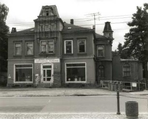 Oberlungwitz, Hofer Straße 64. Wohnhaus mit Ladeneinbaus (ehemals Gasthof "Lamm") (um 1890)