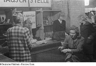Aufnahmen der Kaufhäuser Awag (Allgemeine Warenhandels-Gesellschaft) und Hertie in Berlin