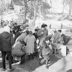Schlosspark: Ostereiersuchen: Besucher kommen über kleine Brücke: Mitglieder des Bürgervereins verteilen Süßigkeiten an Kinder: im Hintergrund Bagatelle