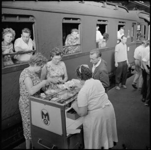 Mitropa-Imbiss-Stand im Ostbahnhof, 1963. SW-Foto © Kurt Schwarz.