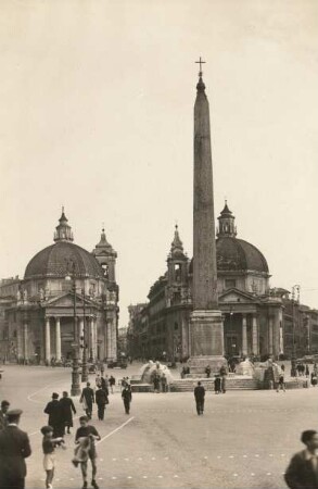 Rom. Piazza del Popolo mit Obelisk. Im Hintergrund Santa Maria in Monte und Santa Maria dei Miracoli