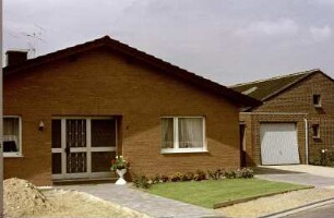 Frontfassage eines Bungalows