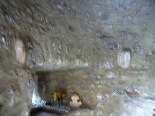 St Michael-Rundturm im Südwesten-Innen-Schießscharte nach Südosten im unteren Bereich